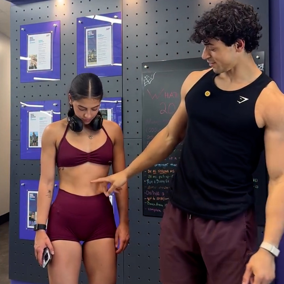 Filho de Carla Perez e Xanddy exibe abdômen definido da noiva e brinca: ‘Daqui a pouco vai me passar’