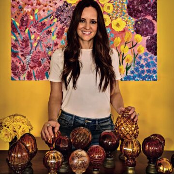 Baiana Flávia Abubakir lança livro pela Assouline sobre coleção de peças em cristal