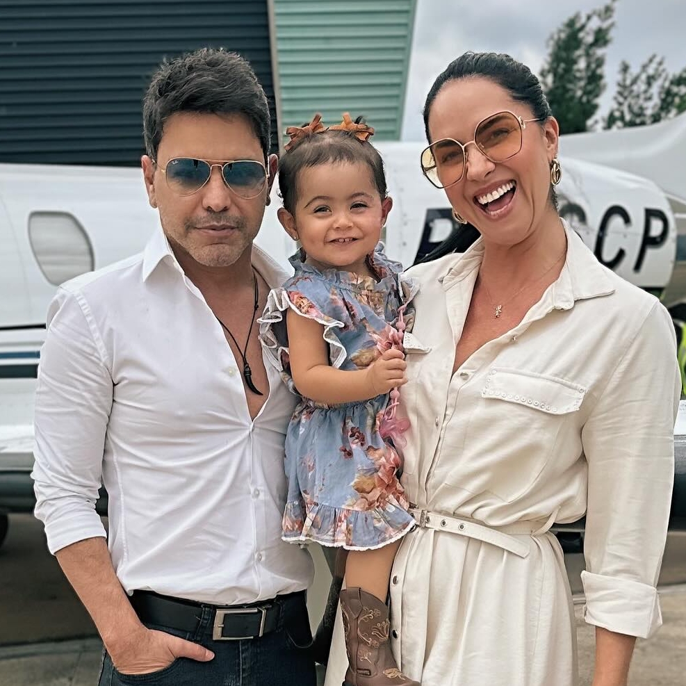 Esposa de Zezé Di Camargo explica por que conta com duas babás para cuidar da filha