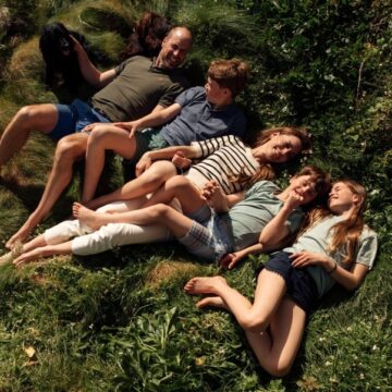 Príncipe William e Kate Middleton celebram 15 anos de casamento com foto inédita em família