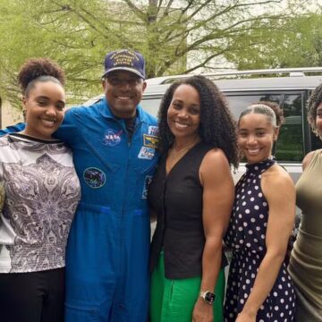 1º astronauta negro em missão à Lua posta foto com a família e agradece a Deus após retorno