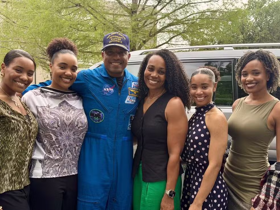 1º astronauta negro em missão à Lua posta foto com a família e agradece a Deus após retorno