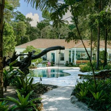 UXUA inaugura hospedagem de luxo pé na areia na praia de Itapororoca, em Trancoso