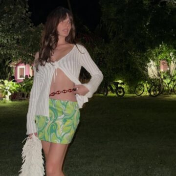 Isis Valverde abre álbum de fotos em Trancoso