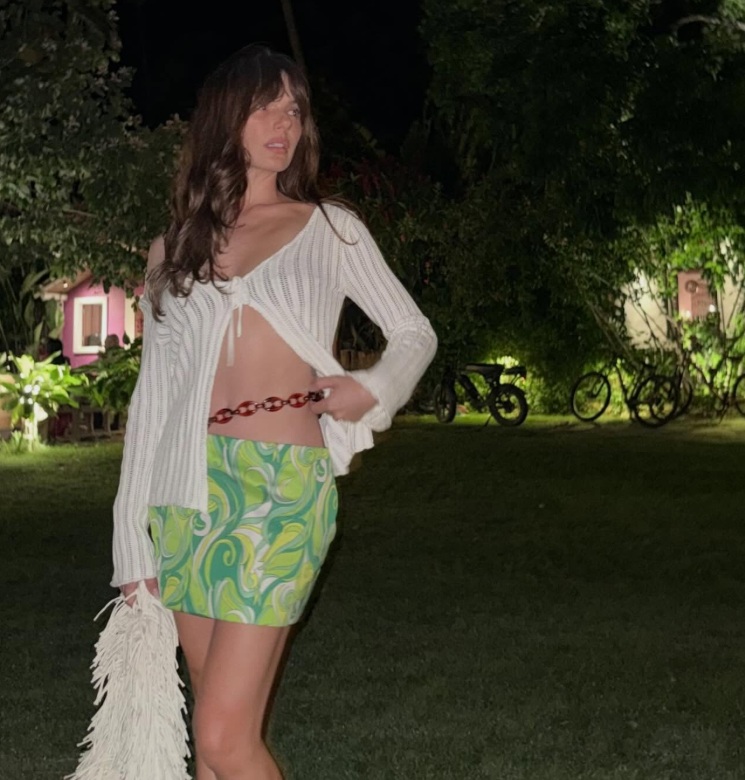 Isis Valverde abre álbum de fotos em Trancoso