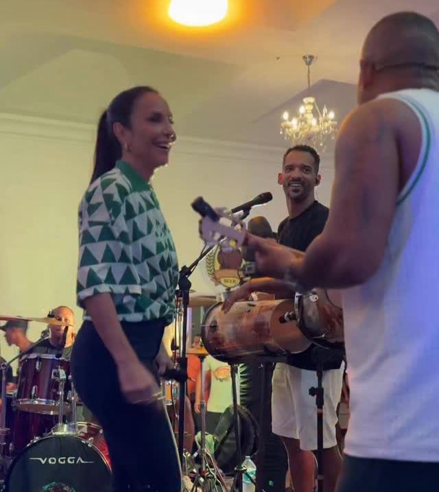 De surpresa: Ivete Sangalo participa de roda de samba em Salvador