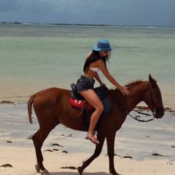 Jade Picon e André Lamoglia trocam beijos e passeiam a cavalo em praia de Alagoas; veja vídeo