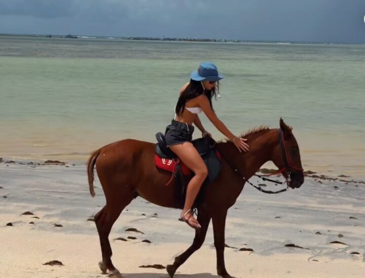 Jade Picon e André Lamoglia trocam beijos e passeiam a cavalo em praia de Alagoas; veja vídeo