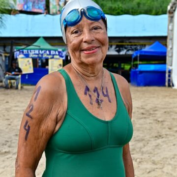 Aos 87 anos, idosa participa de prova de natação em Salvador e emociona: “A água é o melhor psicólogo”