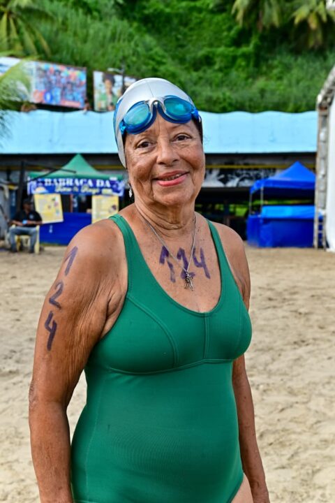 Aos 87 anos, idosa participa de prova de natação em Salvador e emociona: “A água é o melhor psicólogo”