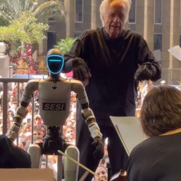 João Carlos Martins se apresenta ao lado de robô em São Paulo