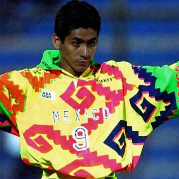Ex-goleiro do México, Jorge Campos transforma uniformes históricos em coleção retrô