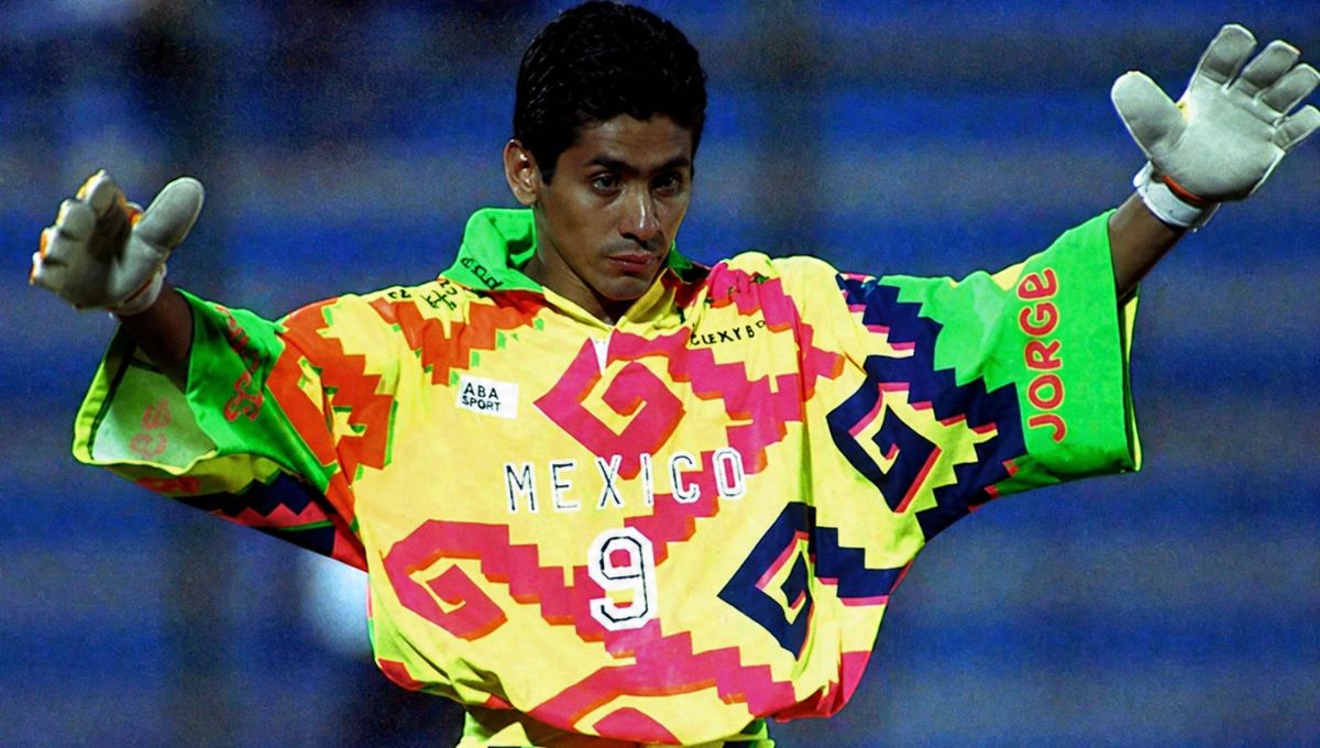 Ex-goleiro do México, Jorge Campos transforma uniformes históricos em coleção retrô