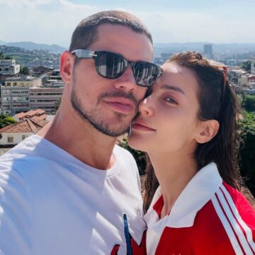 José Loreto abre álbum de fotos e mostra beijão na namorada