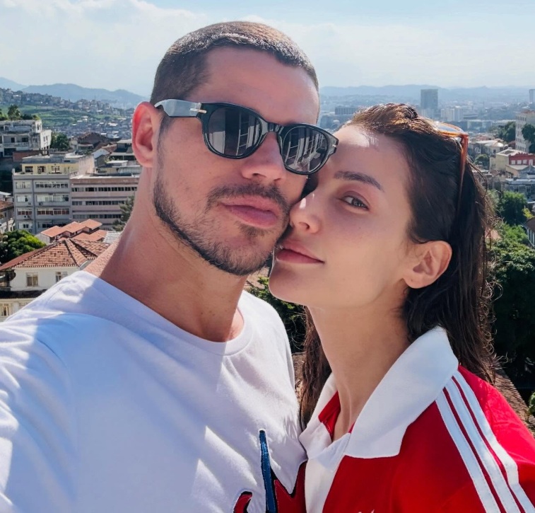 José Loreto abre álbum de fotos e mostra beijão na namorada