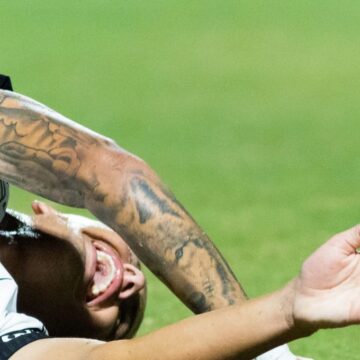 Atacante do Corinthians sofre lesão grave em jogo da Copa do Brasil e não tem previsão de retorno