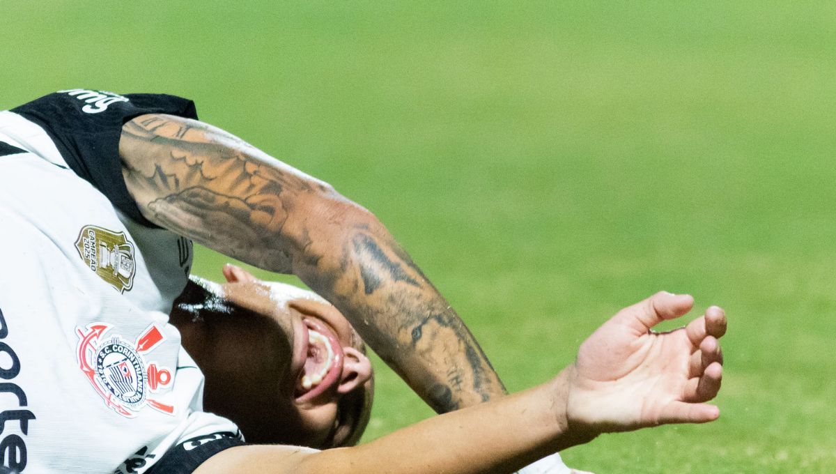 Atacante do Corinthians sofre lesão grave em jogo da Copa do Brasil e não tem previsão de retorno