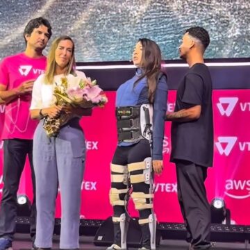 Ex-ginasta Lais Souza em pé em público pela primeira vez ao entregar prêmio a Tatiana Sampaio