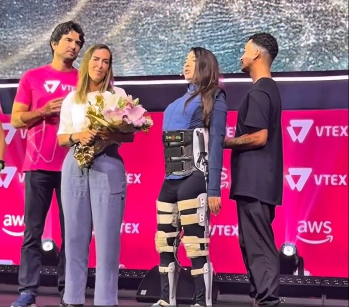 Ex-ginasta Lais Souza em pé em público pela primeira vez ao entregar prêmio a Tatiana Sampaio