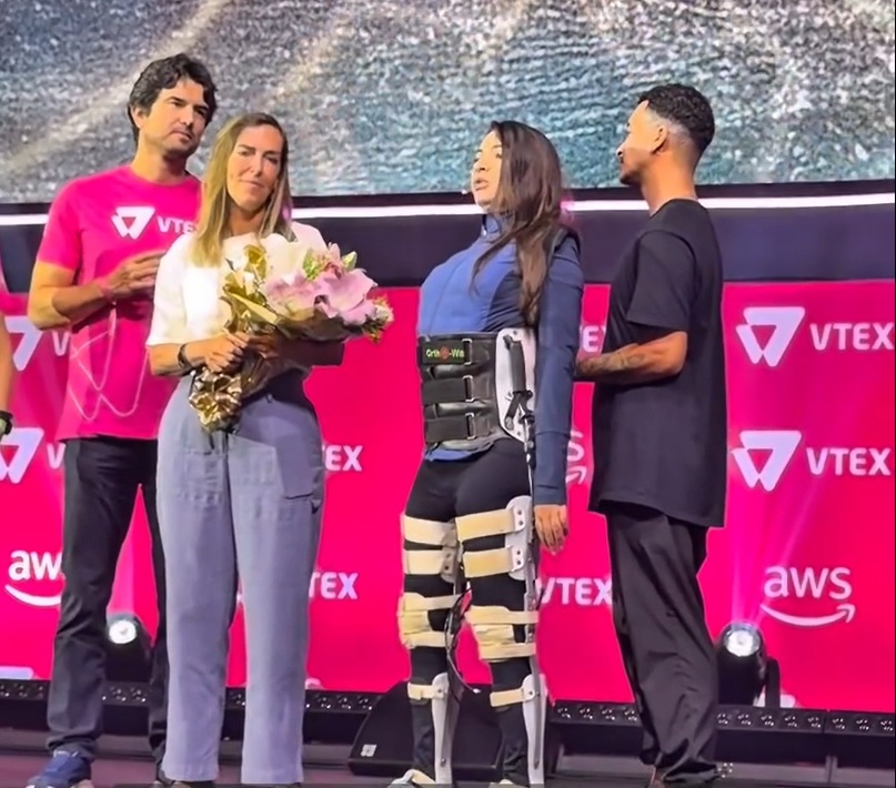 Ex-ginasta Lais Souza em pé em público pela primeira vez ao entregar prêmio a Tatiana Sampaio