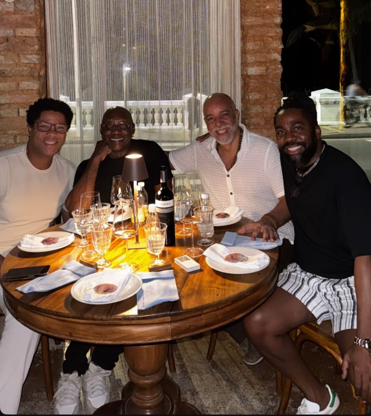 Lázaro Ramos janta com amigos no Rio Vermelho durante passagem por Salvador
