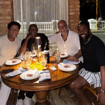 Lázaro Ramos janta com amigos no Rio Vermelho durante passagem por Salvador