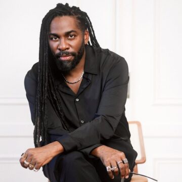 Lázaro Ramos compartilha fotos com look estiloso e brinca: ‘Skin Lazinho blogueiro de moda’