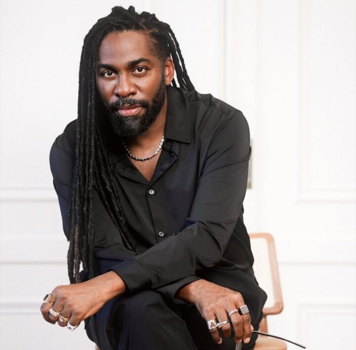 Lázaro Ramos compartilha fotos com look estiloso e brinca: ‘Skin Lazinho blogueiro de moda’