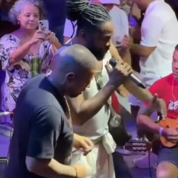 Lázaro Ramos solta a voz em roda de samba com elenco de novela; veja vídeo