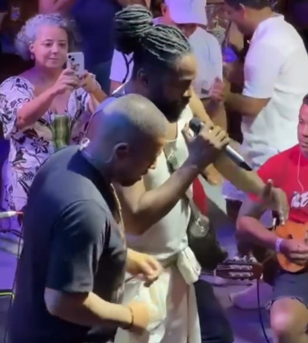 Lázaro Ramos solta a voz em roda de samba com elenco de novela; veja vídeo