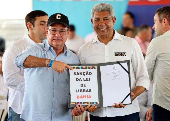 Libras é reconhecida por lei na Bahia e instituições terão que oferecer intérpretes