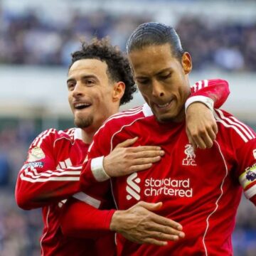 Liverpool vence o Everton no fim e ganha força na briga pelo G-5 da Premier League