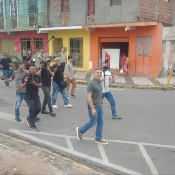 Luciano Huck visita Senhor do Bonfim e grava em hamburgueria local
