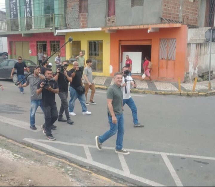 Luciano Huck visita Senhor do Bonfim e grava em hamburgueria local
