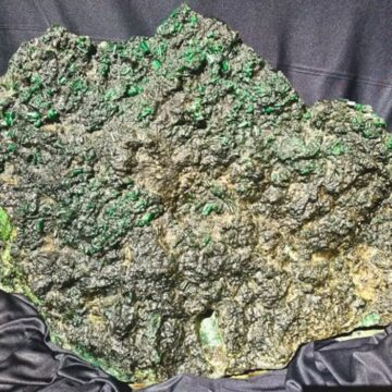 Esmeralda de 142 kg encontrada na Bahia será leiloada com lance inicial de R$ 79,8 milhões