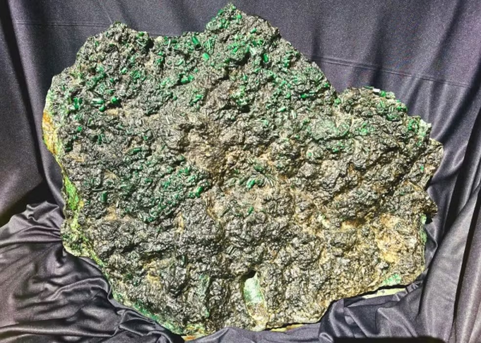 Esmeralda de 142 kg encontrada na Bahia será leiloada com lance inicial de R$ 79,8 milhões