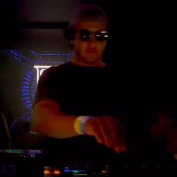 Marcelo Sangalo toca como DJ em festa em Florianópolis