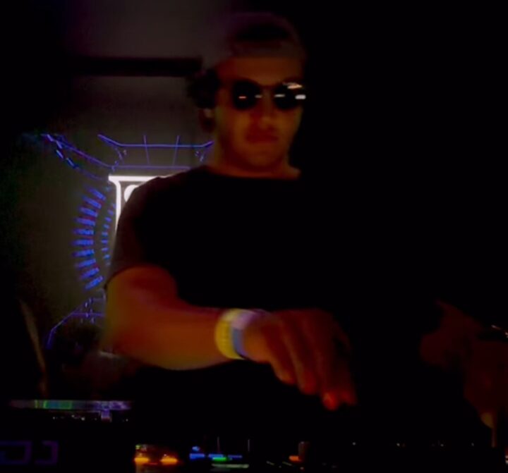 Marcelo Sangalo toca como DJ em festa em Florianópolis