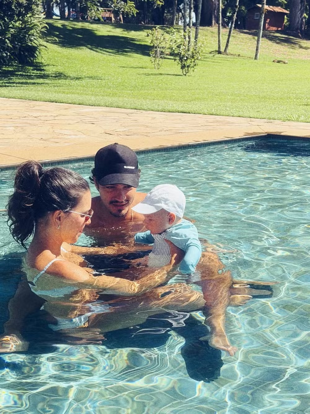 Mariana Rios compartilha momentos em refúgio de luxo com Juca Diniz e o filho