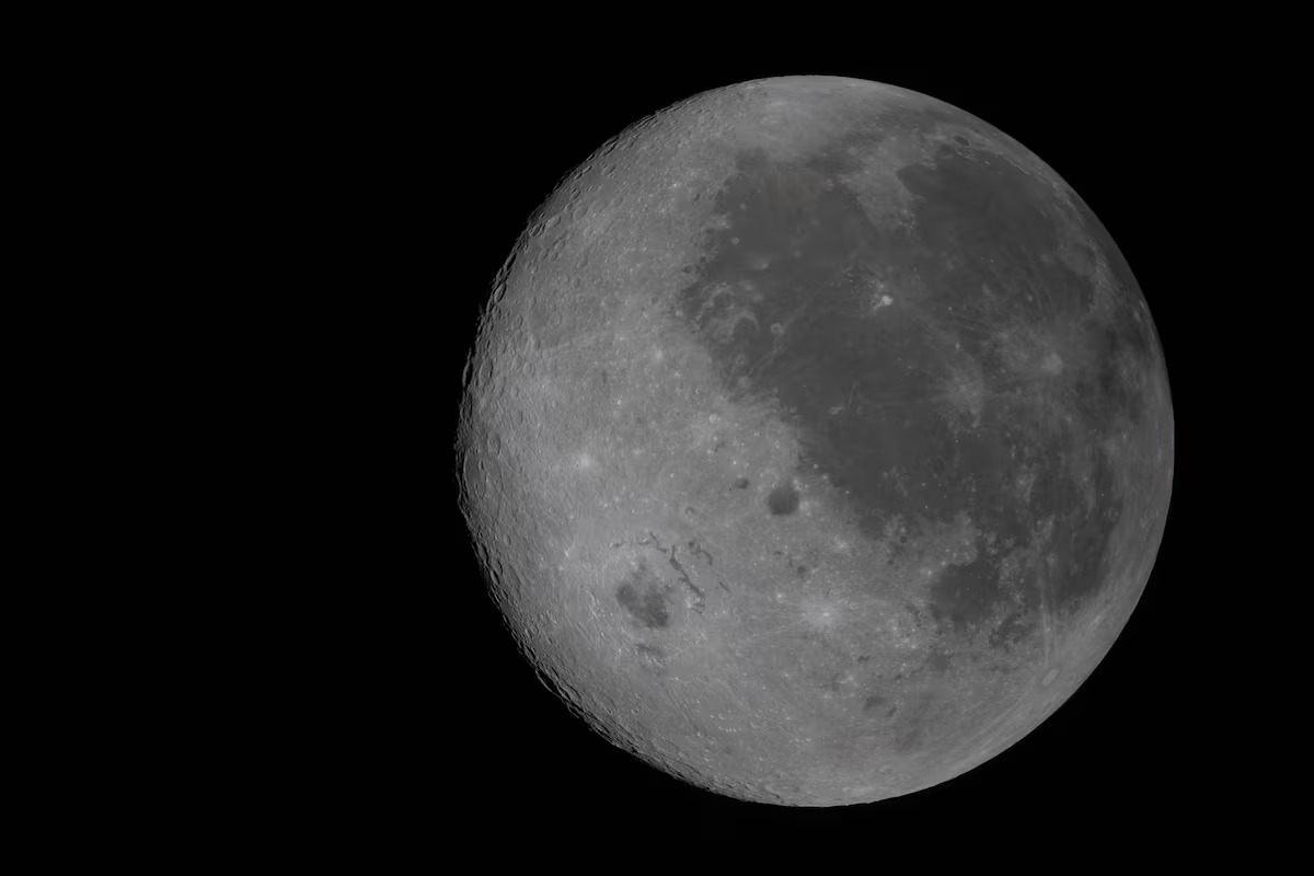 Nasa divulga primeira imagem do lado oculto da Lua