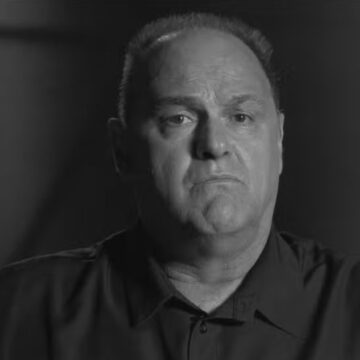 Com camisa da seleção brasileira, corpo de Oscar Schmidt é cremado em cerimônia íntima