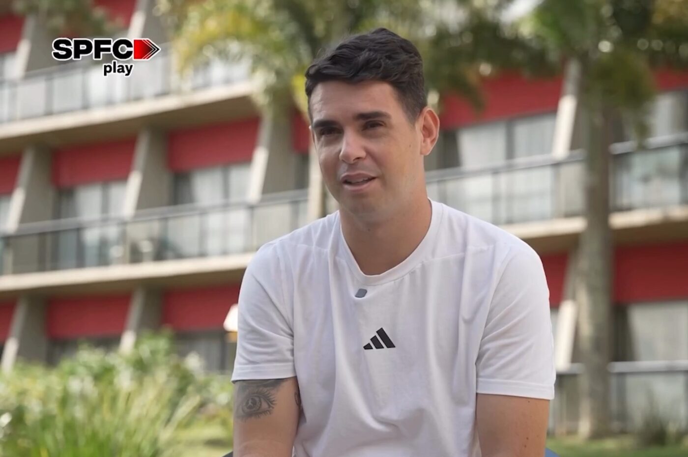 Jogador Oscar, do São Paulo, anuncia a aposentadoria após problemas de saúde: ‘Meu coração parou’