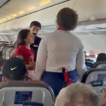 Pastora mirim de 10 anos é contida por comissários após tentar pregar em voo; vídeo