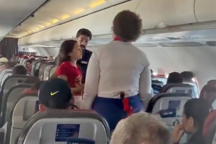 Pastora mirim de 10 anos é contida por comissários após tentar pregar em voo; vídeo