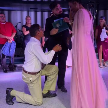 Pedido em alto-mar: influenciadora baiana Claudia Sousa fica noiva durante cruzeiro