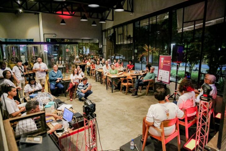 Evento gratuito reúne cientistas em bar de Salvador para discutir tecnologia e saúde