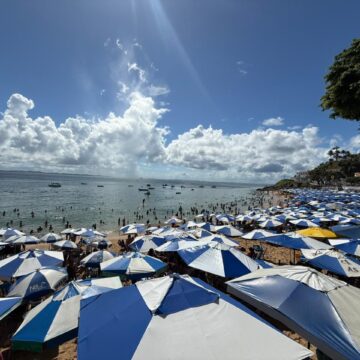 Baianos e turistas lotam Porto da Barra no feriado de Tiradentes
