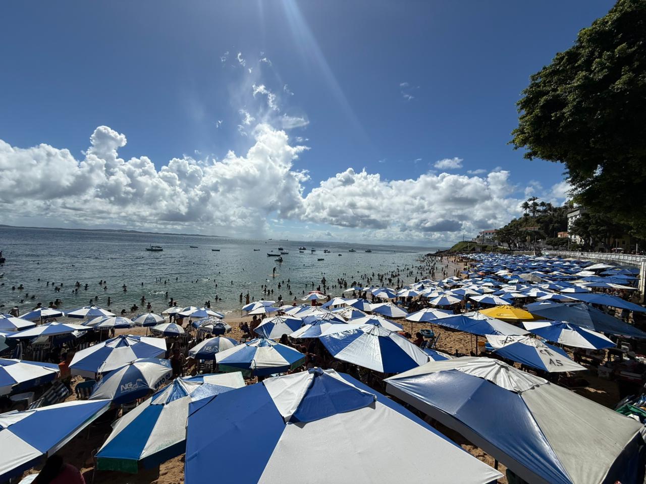 Baianos e turistas lotam Porto da Barra no feriado de Tiradentes