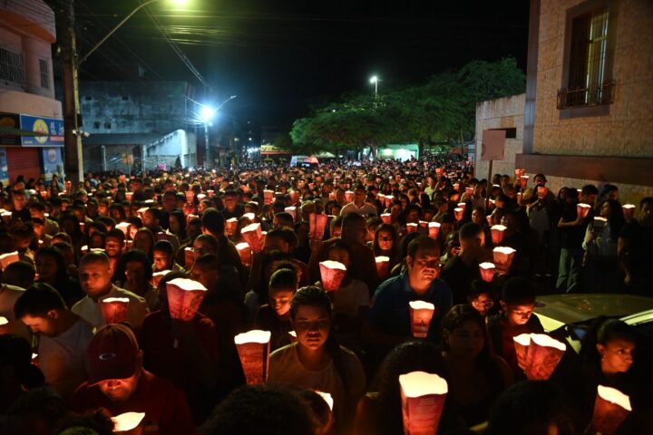 Procissão do Fogaréu reúne milhares de fiéis em Serrinha; veja fotos