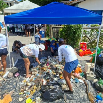 Projeto Mares retira 155 kg de lixo do mar e da praia na Ilha de Itaparica